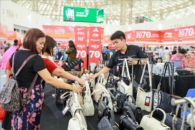 Các gian hàng giảm giá, khuyến mại tập trung rất đông người dân tới mua sắm. Ảnh: Khánh Hoà - TTXVN