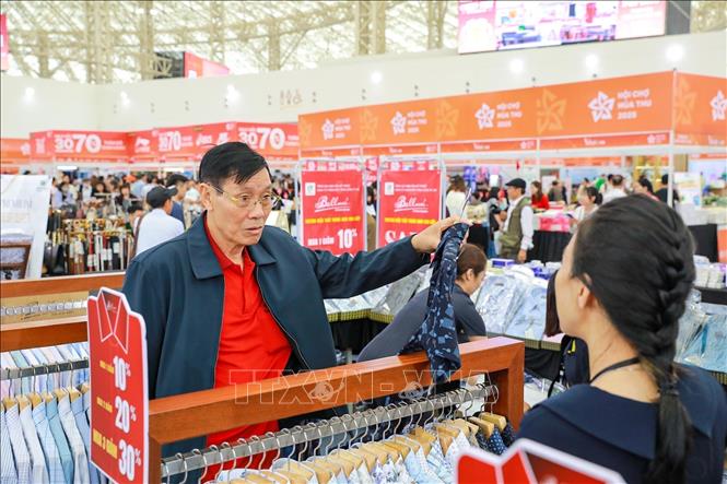 Các gian hàng giảm giá, khuyến mại tập trung rất đông người dân tới mua sắm. Ảnh: Khánh Hoà - TTXVN