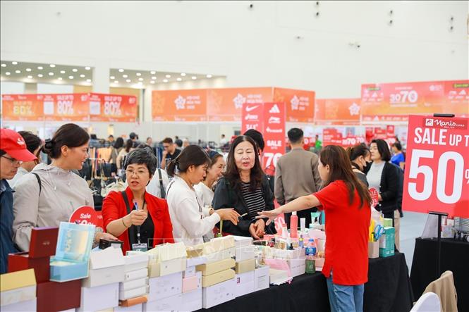 Các gian hàng giảm giá, khuyến mại tập trung rất đông người dân tới mua sắm. Ảnh: Khánh Hoà - TTXVN