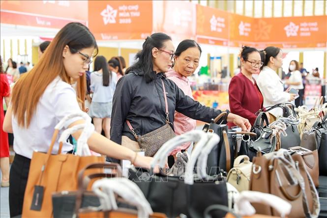 Các gian hàng giảm giá, khuyến mại tập trung rất đông người dân tới mua sắm. Ảnh: Khánh Hoà - TTXVN