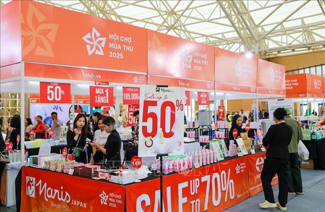 Nhiều chương trình ưu đãi giảm giá được áp dụng tại Hội chợ Mùa thu 2025. Ảnh: Khánh Hoà - TTXVN