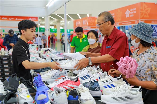 Các gian hàng giảm giá, khuyến mại tập trung rất đông người dân tới mua sắm. Ảnh: Khánh Hoà - TTXVN