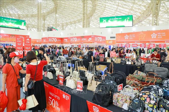 Nhiều chương trình ưu đãi giảm giá được áp dụng tại Hội chợ mùa Thu 2025. Ảnh: Khánh Hoà - TTXVN