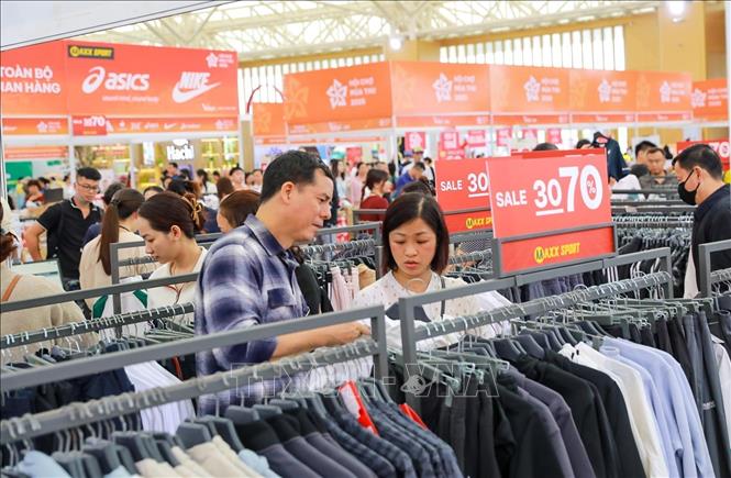 Các gian hàng giảm giá, khuyến mại tập trung rất đông người dân tới mua sắm. Ảnh: Khánh Hoà - TTXVN