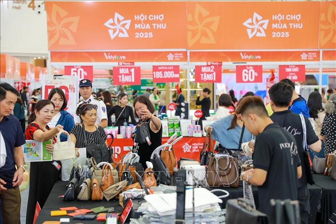 Nhiều chương trình ưu đãi giảm giá được áp dụng tại Hội chợ mùa Thu 2025. Ảnh: Khánh Hoà - TTXVN