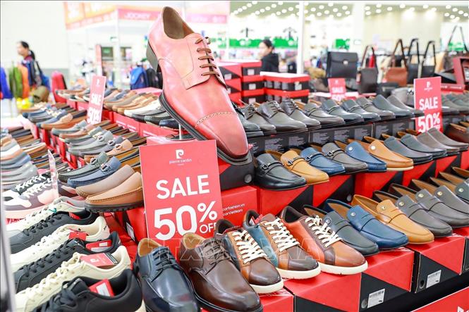 Nhiều chương trình ưu đãi giảm giá được áp dụng tại Hội chợ mùa Thu 2025. Ảnh: Khánh Hoà - TTXVN