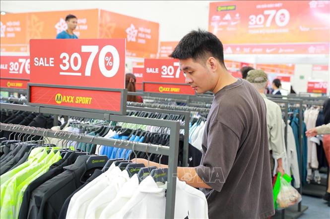 Nhiều chương trình ưu đãi giảm giá được áp dụng tại Hội chợ mùa Thu 2025. Ảnh: Khánh Hoà - TTXVN