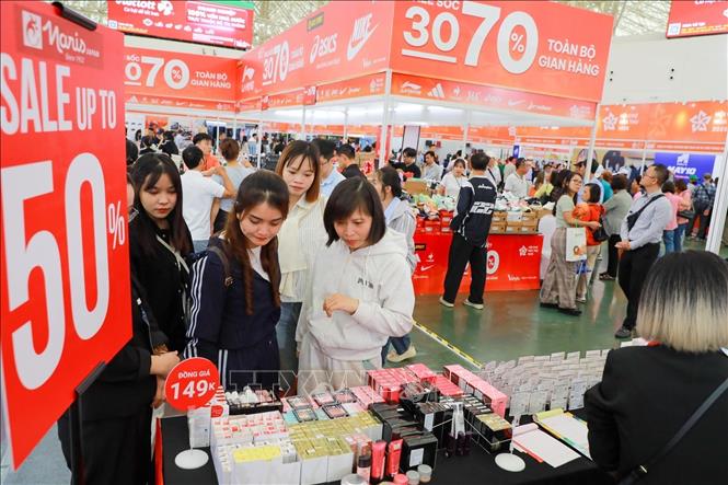 Các gian hàng giảm giá, khuyến mại tập trung rất đông người dân tới mua sắm. Ảnh: Khánh Hoà - TTXVN