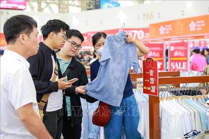 Các gian hàng giảm giá, khuyến mại tập trung rất đông người dân tới mua sắm. Ảnh: Khánh Hoà - TTXVN