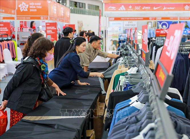 Nhiều chương trình ưu đãi giảm giá được áp dụng tại Hội chợ mùa Thu 2025. Ảnh: Khánh Hoà - TTXVN
