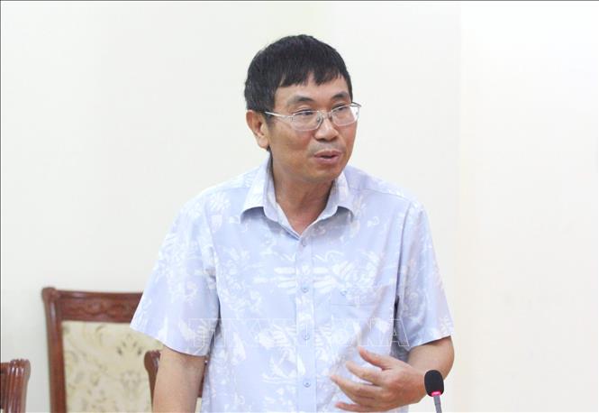 Ông Ngô Văn Tuất, Công sứ Đại sứ quán Việt Nam tại Campuchia, phát biểu góp ý về nội dung các văn kiện Đại hội XIV của Đảng. Ảnh: Hoàng Minh - PV TTXVN tại Campuchia