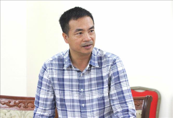 Ông Tuấn Nguyên Tiến, Bí thư thứ nhất, Trưởng phòng Kinh tế Đại sứ quán Việt Nam tại Campuchia phát biểu góp ý về nội dung các văn kiện Đại hội XIV của Đảng. Ảnh: Hoàng Minh - PV TTXVN tại Campuchia