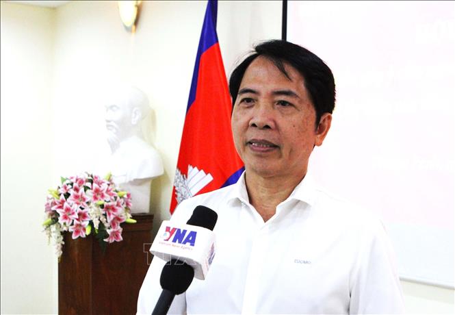 Tiến sĩ, bác sĩ Heng LiHong - Phó Chủ tịch Hiệp hội Doanh nghiệp Việt Nam-Campuchia, Giám đốc Med115 Polyclinic Phnom Penh - trả lời phỏng vấn phóng viên TTXVN. Ảnh: Hoàng Minh - PV TTXVN tại Campuchia