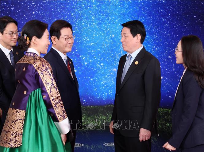 Tổng thống Hàn Quốc Lee Jae Myung và Phu nhân đón Chủ tịch nước Lương Cường. Ảnh: Lâm Khánh - TTXVN