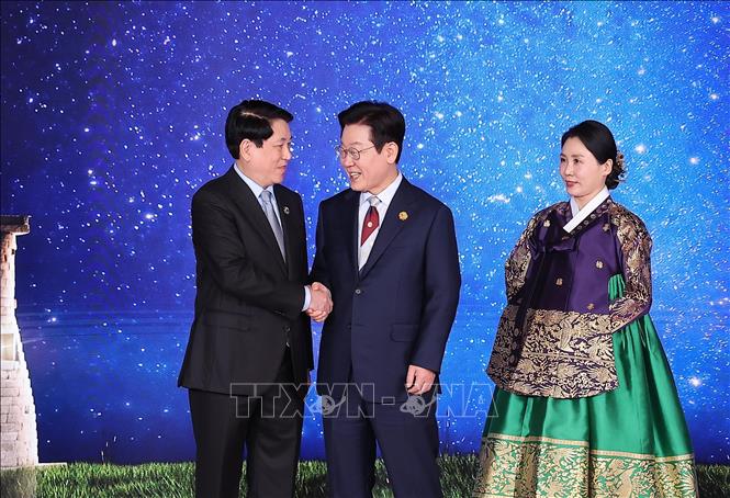 Tổng thống Hàn Quốc Lee Jae Myung và Phu nhân đón Chủ tịch nước Lương Cường. Ảnh: Lâm Khánh - TTXVN