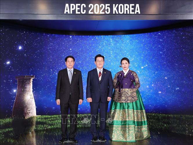 Chủ tịch nước Lương Cường và Tổng thống Hàn Quốc Lee Jae Myung cùng Phu nhân chụp ảnh chung. Ảnh: Lâm Khánh - TTXVN