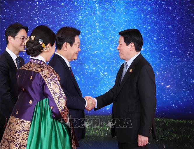 Tổng thống Hàn Quốc Lee Jae Myung và Phu nhân đón Chủ tịch nước Lương Cường. Ảnh: Lâm Khánh - TTXVN