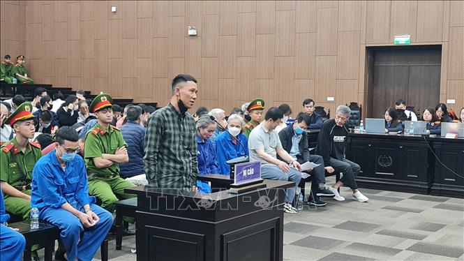 Các bị cáo trả lời thẩm vấn của Hội đồng xét xử. Ảnh: Kim Anh - TTXVN