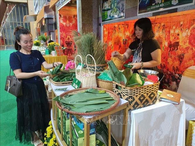 Các sản phẩm cốm của chị Nguyễn Thị Thúy Hiền, ở Mễ Trì (Hà Nội) trưng bày, giới thiệu tại Hội chợ Mùa Thu lần thứ nhất - 2025 từ 25/10-04/11/2025. Ảnh: Nguyễn Trọng Lịch- TTXVN