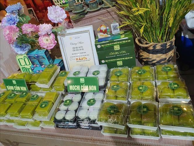 Các sản phẩm cốm Mộc Huyền, cốm Vòng Hà Nội trưng bày tại Hội chợ Mùa Thu lần thứ nhất - 2025 ở Trung tâm Hội chợ Triển lãm quốc gia (Đông Anh, Hà Nội) từ 25/10-04/11/2025. Ảnh: Nguyễn Trọng Lịch- TTXVN