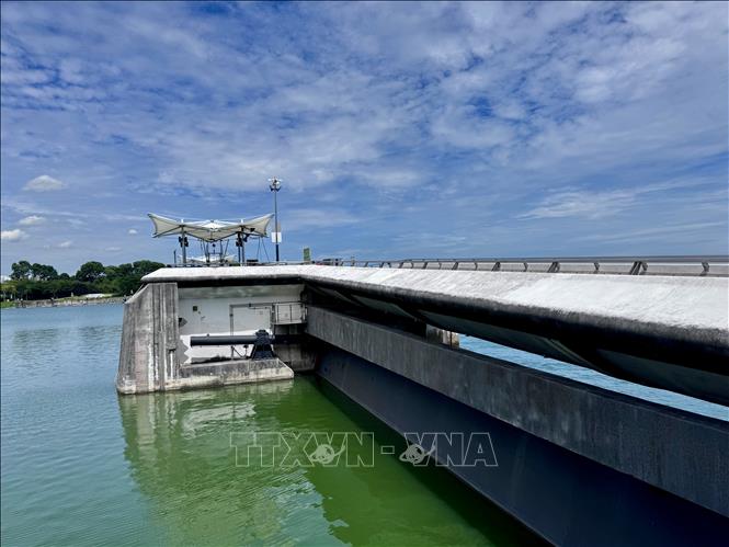 Hệ thống van vận hành hoạt động và đo mực nước tại Đập Marina Barrage. Ảnh: Đỗ Vân - PV TTXVN tại Singapore