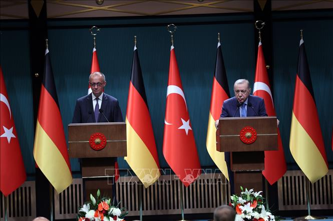 Thủ tướng Đức Friedrich Merz (trái) và Tổng thống Thổ Nhĩ Kỳ Recep Tayyip Erdogan tại cuộc họp báo ở Ankara ngày 30/10/2025. Ảnh: THX/TTXVN