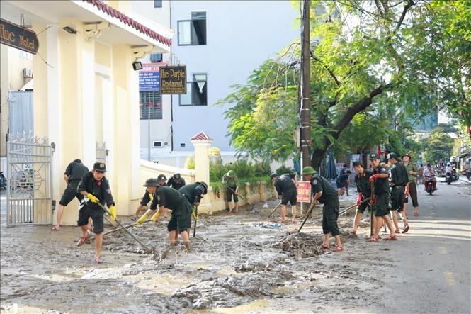 Police force from Quang Tri province assists Hue city to overcome flood aftermaths. VNA/Photo by courtesy