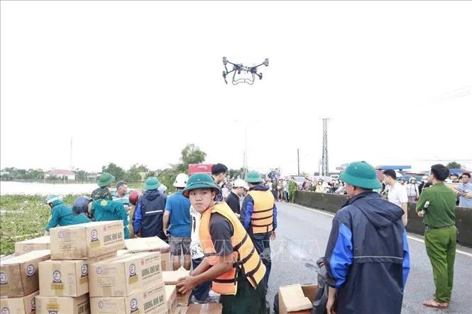 Drones are used to transport essential goods to deeply inundated areas in Da Nang city. VNA Photo 