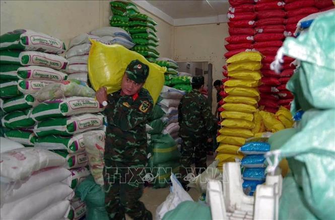 Soldiers carry essential goods to isolated areas in Da Nang city. VNA Photo 