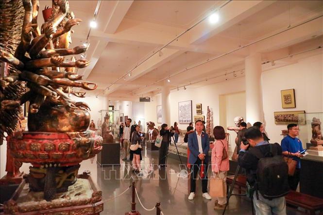 Visitors experience the programme. VNA Photo: Khánh Hoà 