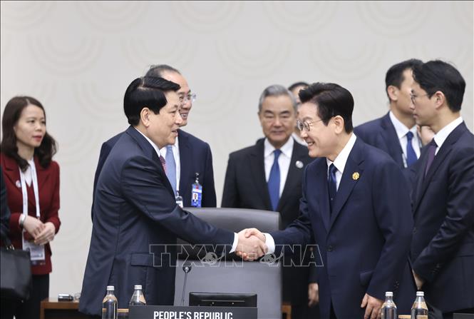 Chủ tịch nước Lương Cường với Tổng thống Hàn Quốc Lee Jae Myung. Ảnh: Lâm Khánh - TTXVN