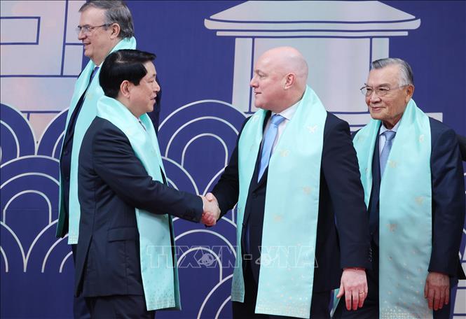 Chủ tịch nước Lương Cường với Thủ tướng New Zealand Christopher Luxon. Ảnh: Lâm Khánh - TTXVN