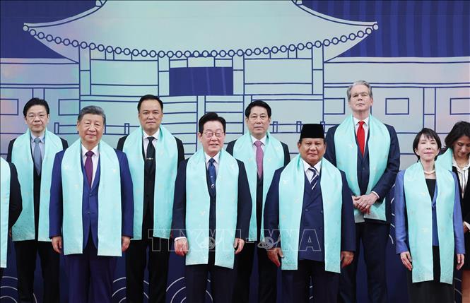 Chủ tịch nước Lương Cường và lãnh đạo các nền kinh tế APEC chụp ảnh chung. Ảnh: Lâm Khánh - TTXVN