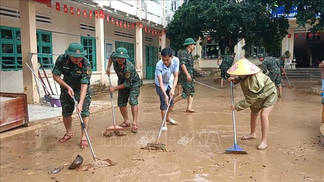 Công tác dọn dẹp bùn đất sau lũ tại Đà Nẵng đang được các chiến sỹ Quân khu 5 khẩn trương triển khai. Ảnh: Khoa Chương - TTXVN