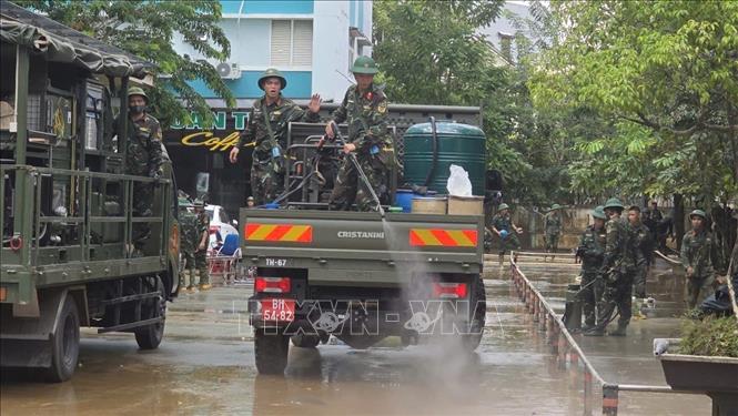 Các chiến sỹ Quân khu 5 ra quân khử khuẩn và tiêu độc môi trường tại các khu dân cư, trường học, chợ và khu vực công cộng tại Đà Nẵng. Ảnh: TTXVN phát