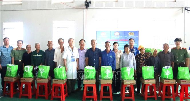 Phòng An ninh chính trị nội bộ Công an tỉnh An Giang và Trường Cao đẳng Y tế An Giang tặng quà cho đồng bào Khmer xã Định Hòa. Ảnh: Văn Sĩ - TTXVN