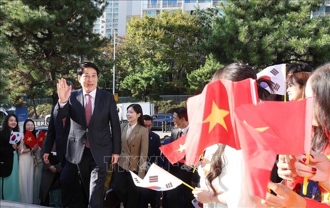 Chủ tịch nước Lương Cường thăm Trung tâm Văn hoá ASEAN tại Busan, Hàn Quốc. Ảnh: Lâm Khánh – TTXVN