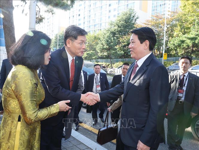Lãnh đạo Trung tâm Văn hoá ASEAN tại Busan đón Chủ tịch nước Lương Cường. Ảnh: Lâm Khánh – TTXVN
