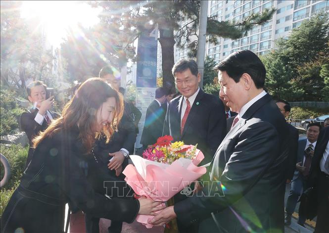 Lãnh đạo Trung tâm Văn hoá ASEAN tại Busan đón Chủ tịch nước Lương Cường. Ảnh: Lâm Khánh – TTXVN
