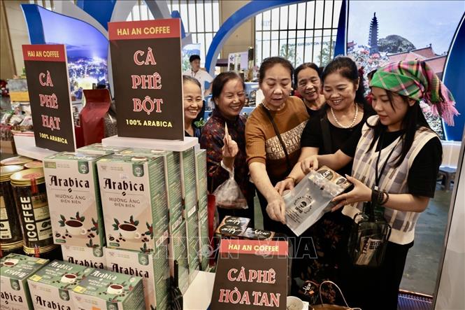 Rất đông du khách tham quan mua sắm tại gian hàng đến từ Điện Biên. Ảnh: Trần Việt - TTXVN