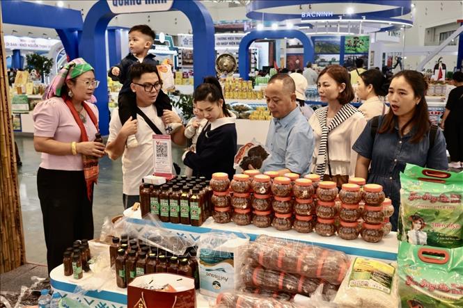 Rất đông du khách tham quan mua sắm tại gian hàng đến từ Điện Biên. Ảnh: Trần Việt - TTXVN