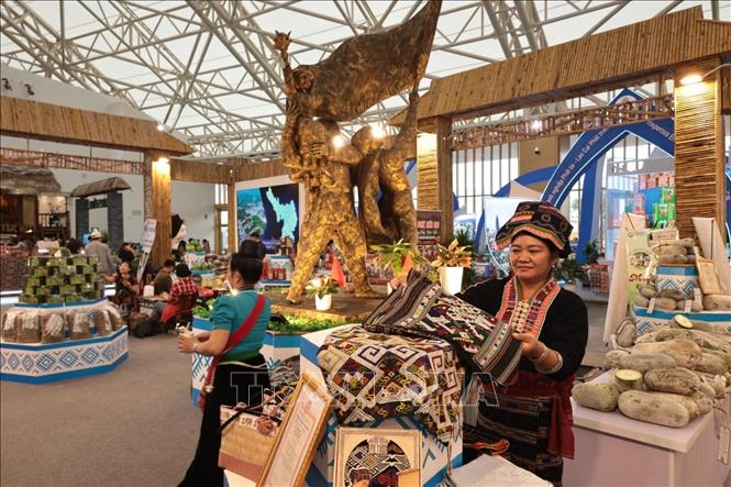 Chị Lò Thị Vân, dân tộc Lào, Giám đốc HTX Pa Thơm, xã Thanh Yên, Điện Biên với những sản phẩm thổ cẩm OCOP 3 sao. Ảnh: Trần Việt - TTXVN