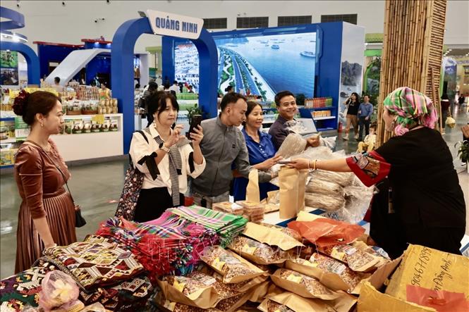 Rất đông du khách tham quan mua sắm tại gian hàng đến từ Điện Biên. Ảnh: Trần Việt - TTXVN