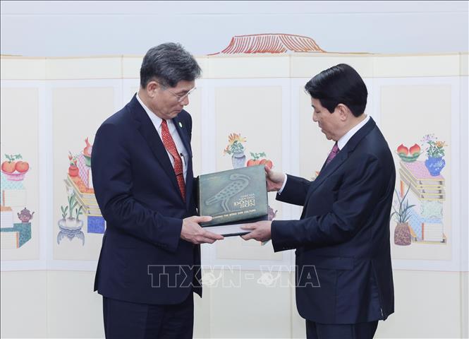 Chủ tịch nước Lương Cường trao hiện vật trưng bày cho Trung tâm Văn hóa ASEAN tại Busan. Ảnh: Lâm Khánh – TTXVN