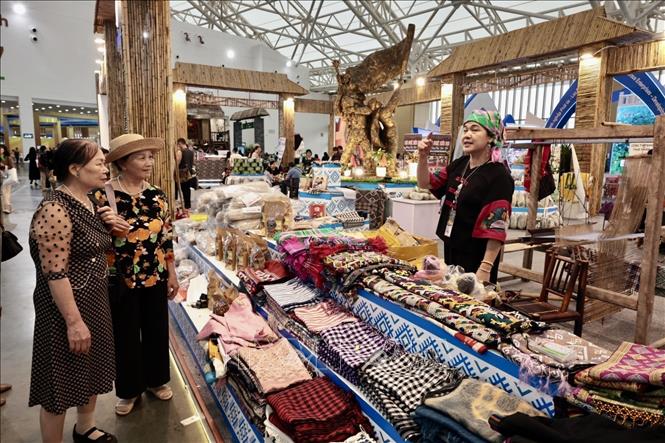 Rất đông du khách tham quan mua sắm tại gian hàng đến từ Điện Biên. Ảnh: Trần Việt - TTXVN