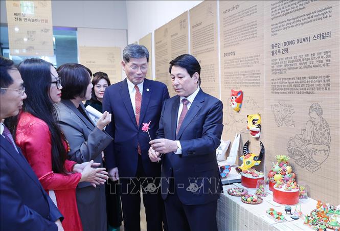 Chủ tịch nước Lương Cường tham quan không gian trưng bày văn hoá, trò chơi dân gian Việt Nam. Ảnh: Lâm Khánh – TTXVN