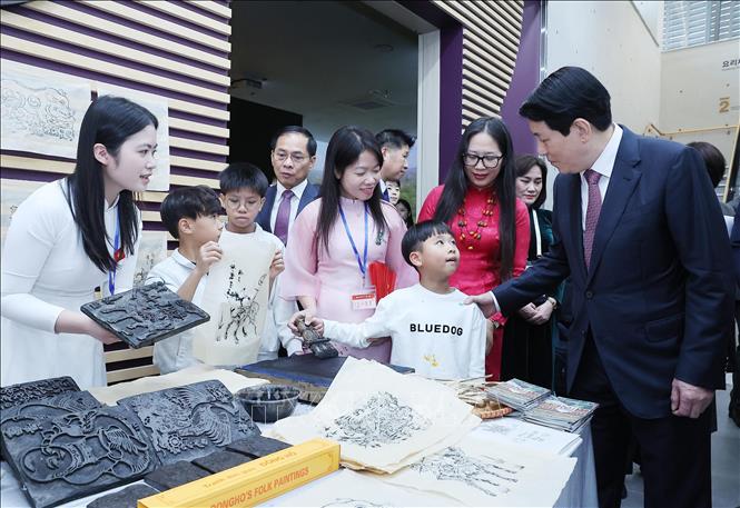 Chủ tịch nước Lương Cường thăm hỏi trẻ em người Việt Nam tại Trung tâm Văn hoá ASEAN. Ảnh: Lâm Khánh – TTXVN