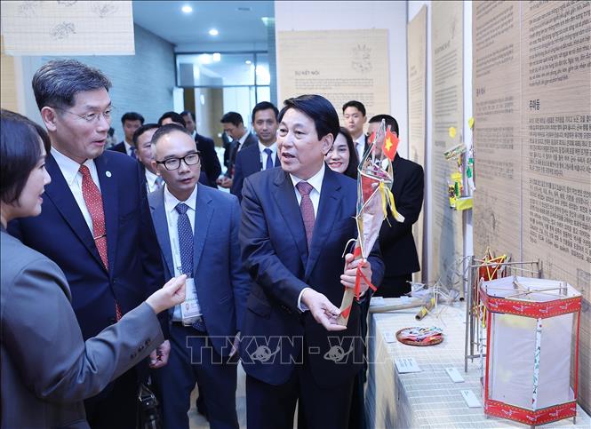 Chủ tịch nước Lương Cường tham quan không gian trưng bày văn hoá, trò chơi dân gian Việt Nam. Ảnh: Lâm Khánh – TTXVN