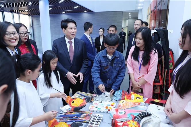 Chủ tịch nước Lương Cường thăm hỏi trẻ em người Việt Nam đang trải nghiệm văn hóa dân gian Việt Nam tại Trung tâm Văn hoá ASEAN. Ảnh: Lâm Khánh – TTXVN