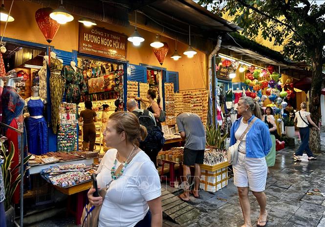 Nhiều tuyến phố đã mở cửa thu hút khách tham quan mua sắm tại Hội An. Ảnh: Trần Lê Lâm - TTXVN 